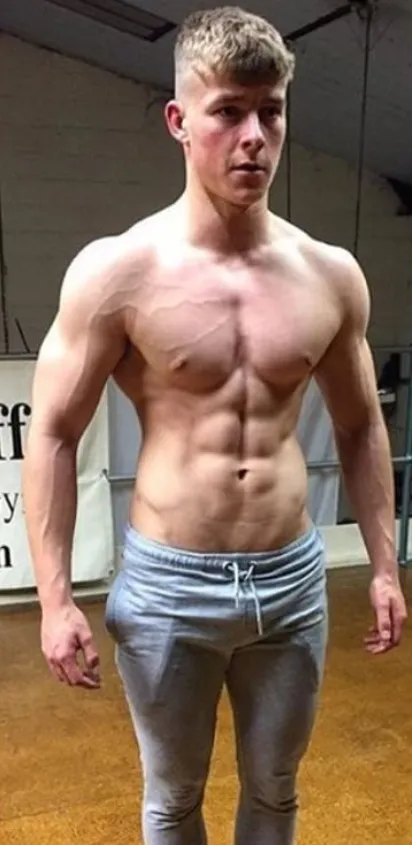 Homem musculoso após treino personalizado