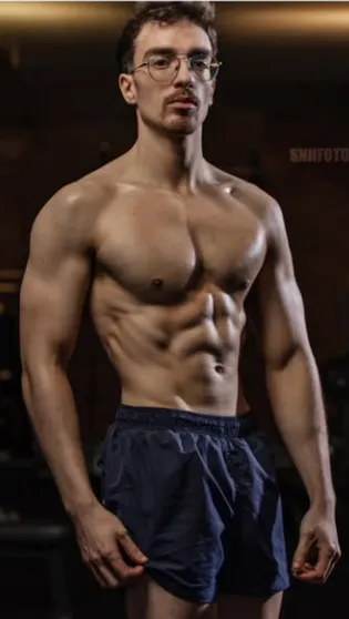 Homem forte e musculoso após treino personalizado