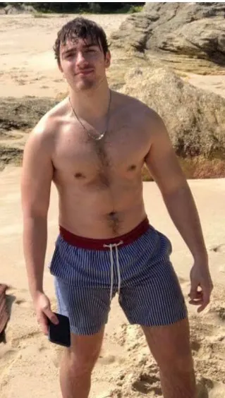 Homem com físico médio antes do treino